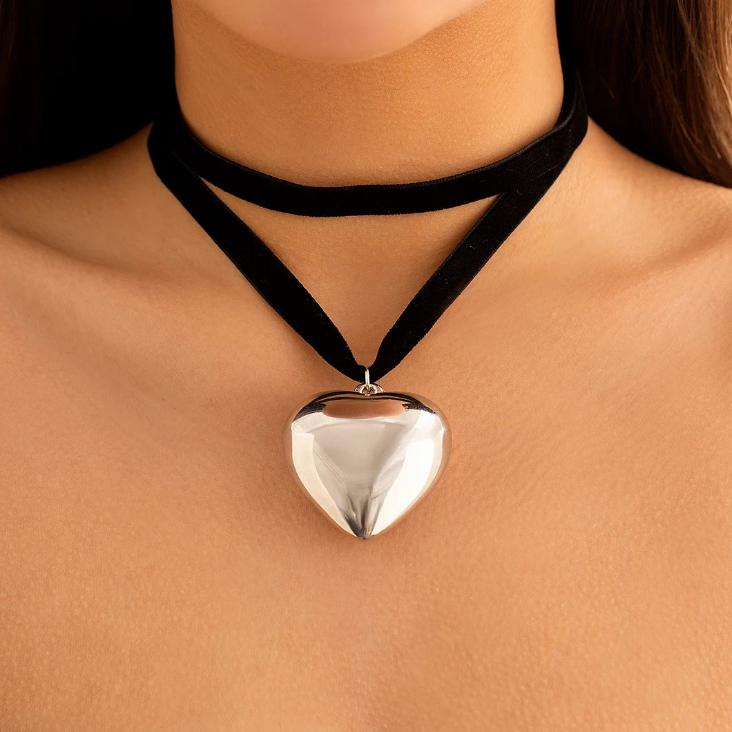 Oversized Heart Velvet Choker Necklace - Multilayer Gothic Statement