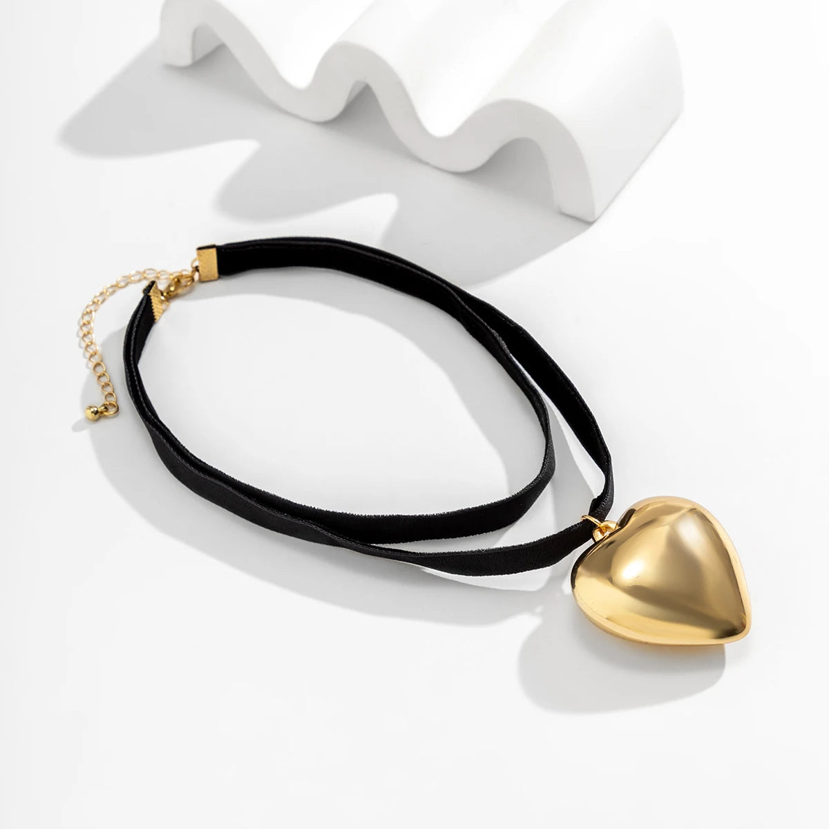 Oversized Heart Velvet Choker Necklace - Multilayer Gothic Statement