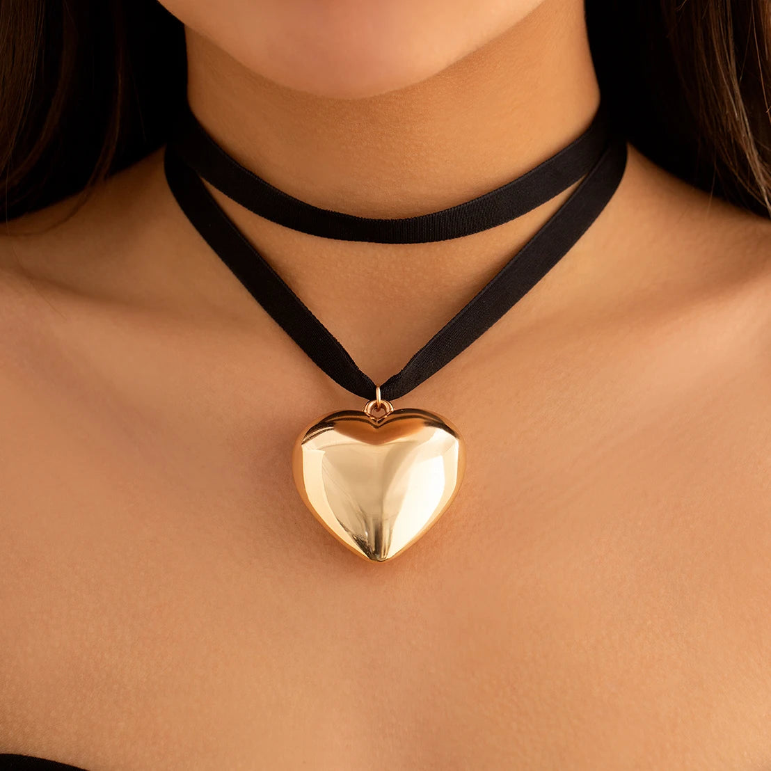Oversized Heart Velvet Choker Necklace - Multilayer Gothic Statement